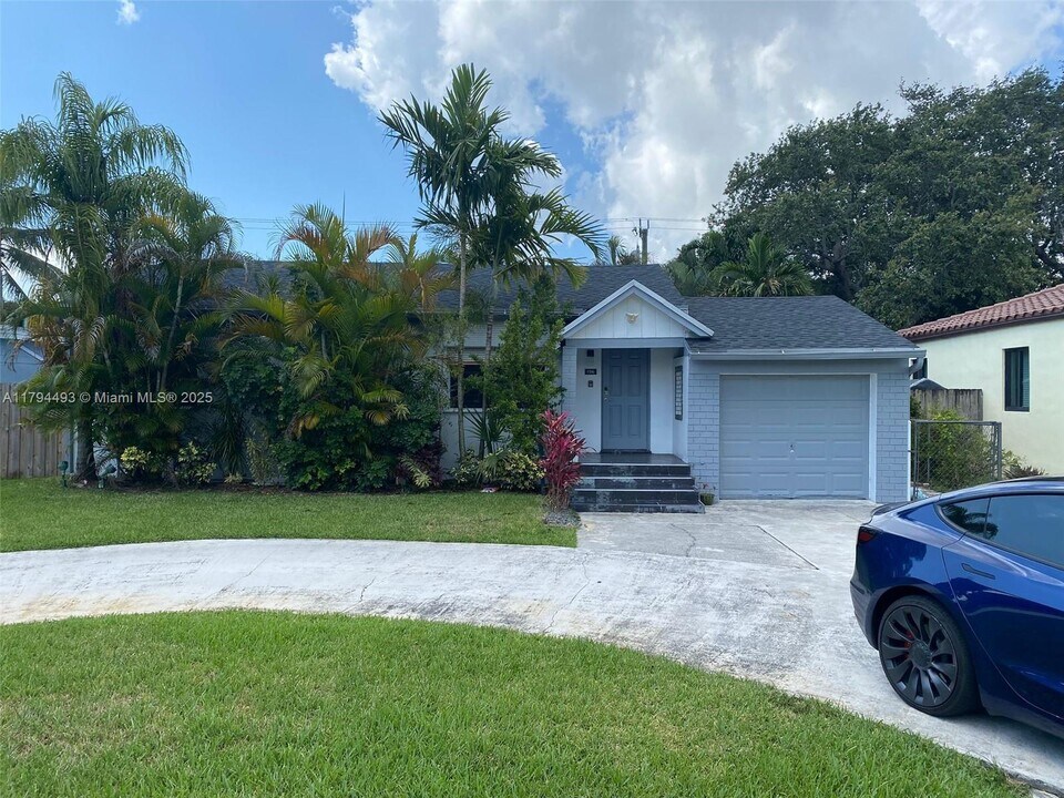 1516 Funston St in Hollywood, FL - Building Photo