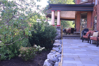 Alexander House in Saratoga Springs, NY - Foto de edificio - Building Photo