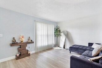 2759 NW 198th Terrace in Miami Gardens, FL - Building Photo - Building Photo