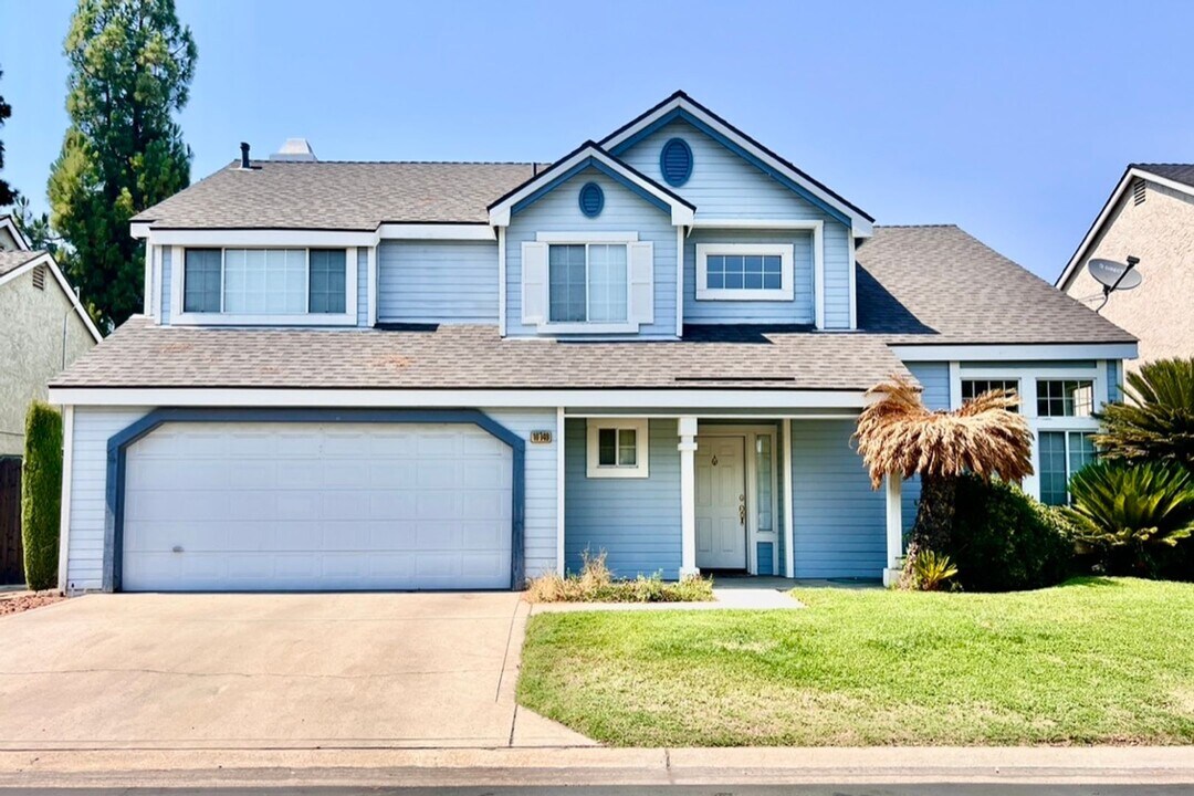 10749 N Windham Bay Cir in Fresno, CA - Building Photo