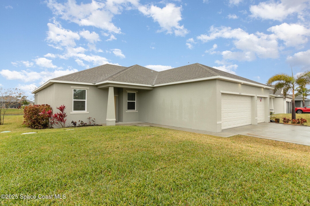 4359 Lago Vis Dr in Micco, FL - Building Photo