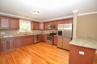 341 Meadowside Rd in Milford, CT - Building Photo - Building Photo