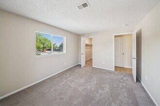 Rock Peak on Sunset Apartments in Longmont, CO - Building Photo - Building Photo