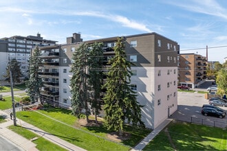 4900 Bathurst Street in Toronto, ON - Building Photo - Building Photo