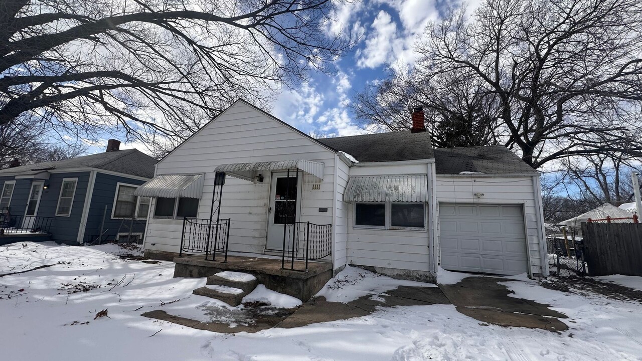 1111 N Pershing Ave in Wichita, KS - Building Photo