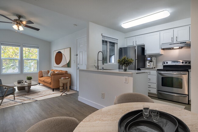 The Docks at Redmond Lakeview in Redmond, WA - Foto de edificio - Building Photo