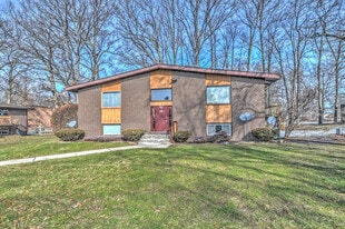 Woodside Village Apartments in Valparaiso, IN - Building Photo