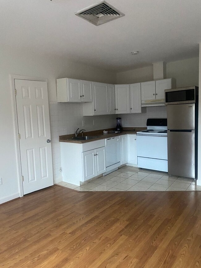 2001 Whitney Ave in North Haven, CT - Building Photo - Building Photo