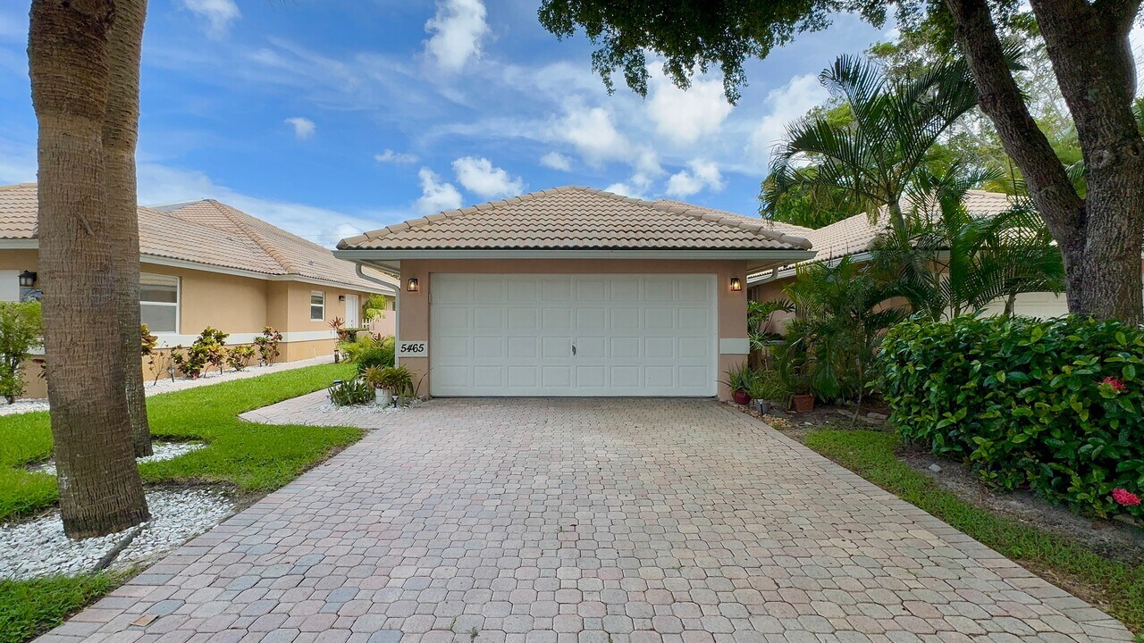 5465 Grande Palm Cir in Delray Beach, FL - Building Photo