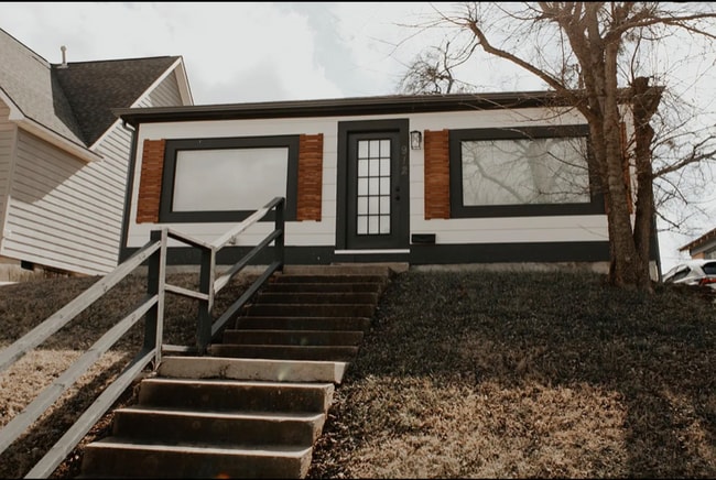 property at 912 W Hill St