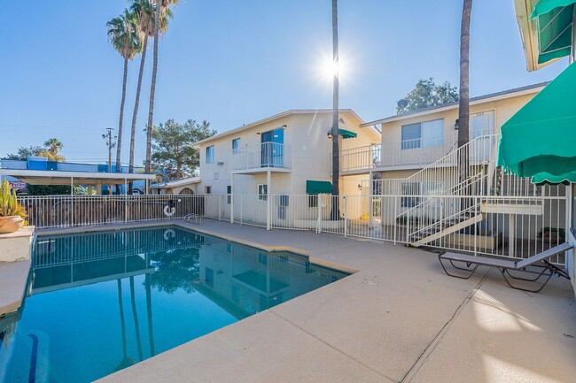 Paradise Valley Apartments in Phoenix, AZ - Building Photo - Interior Photo