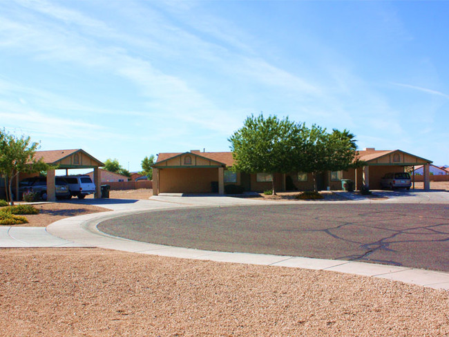 Pastor Court Apartments in El Mirage, AZ - Foto de edificio - Building Photo