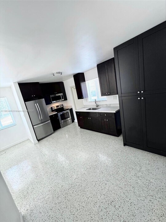 626 W 17th St in Hialeah, FL - Building Photo