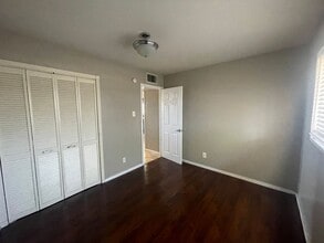 2200 Dune Dr in Las Vegas, NV - Building Photo - Building Photo