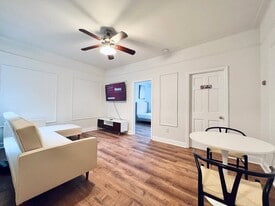 Furnished room/NOT APARTMENT, Unit 2 in Queens, NY - Building Photo