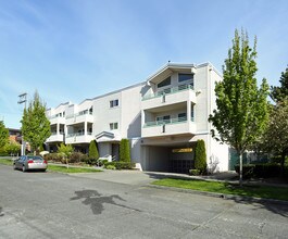 Skandia West Condominiums in Seattle, WA - Building Photo - Building Photo