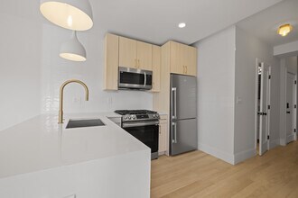 22 Paris St, Unit 3 in Boston, MA - Foto de edificio - Building Photo