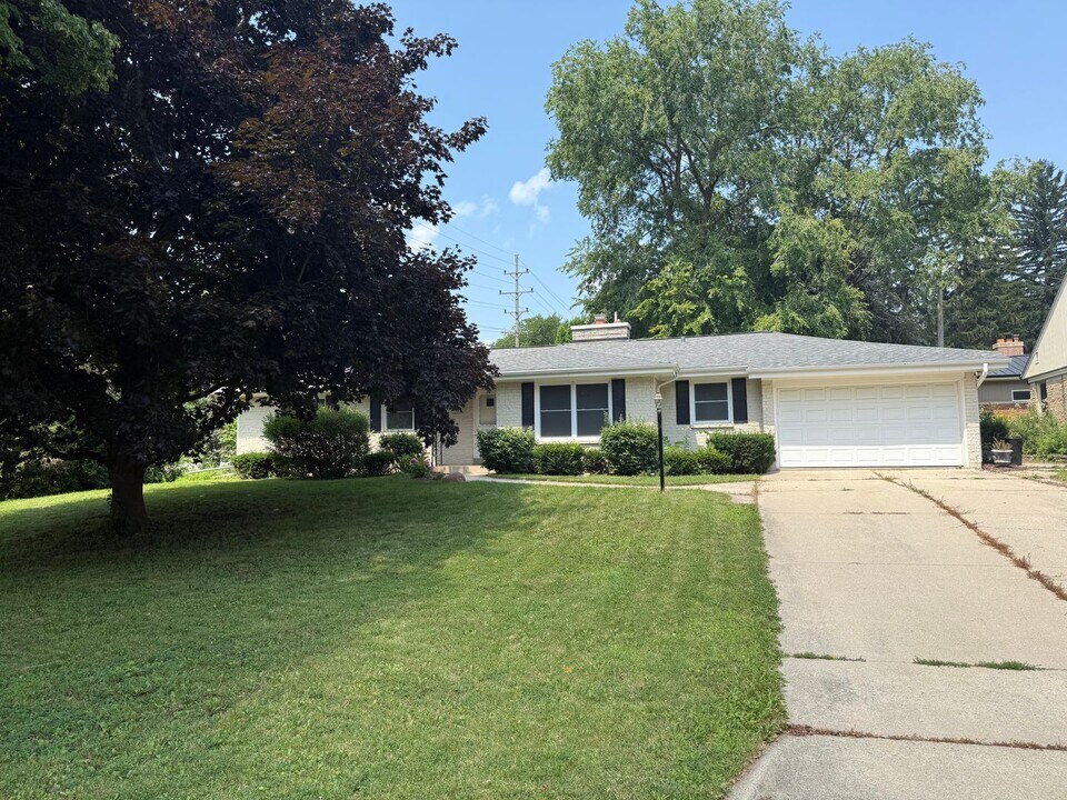12324 W Woodland Ave in Wauwatosa, WI - Building Photo