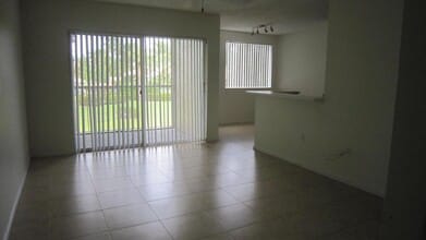 266 Village Blvd in Tequesta, FL - Foto de edificio - Building Photo