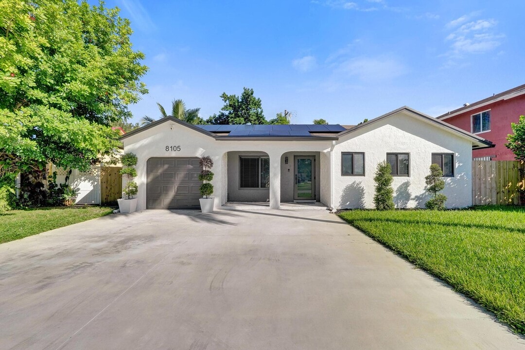 8105 SW 19th St in North Lauderdale, FL - Building Photo