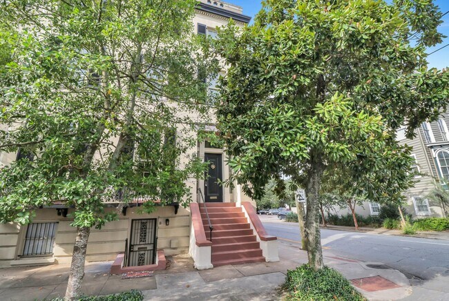 25 W Perry St in Savannah, GA - Building Photo - Building Photo