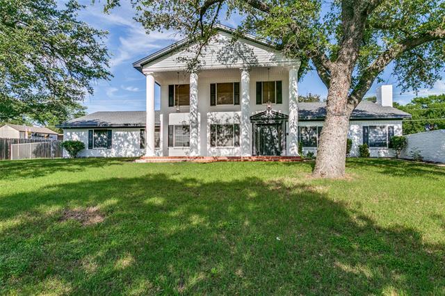 property at 2 Linderhof Cir