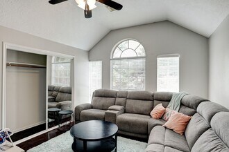 1611 Falcon Ridge Blvd in Friendswood, TX - Building Photo - Building Photo