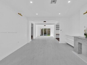 9324 Byron Ave in Surfside, FL - Foto de edificio - Building Photo