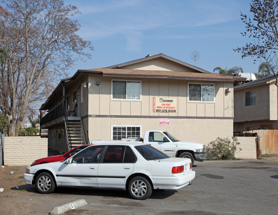 28th Street in Bakersfield, CA - Foto de edificio