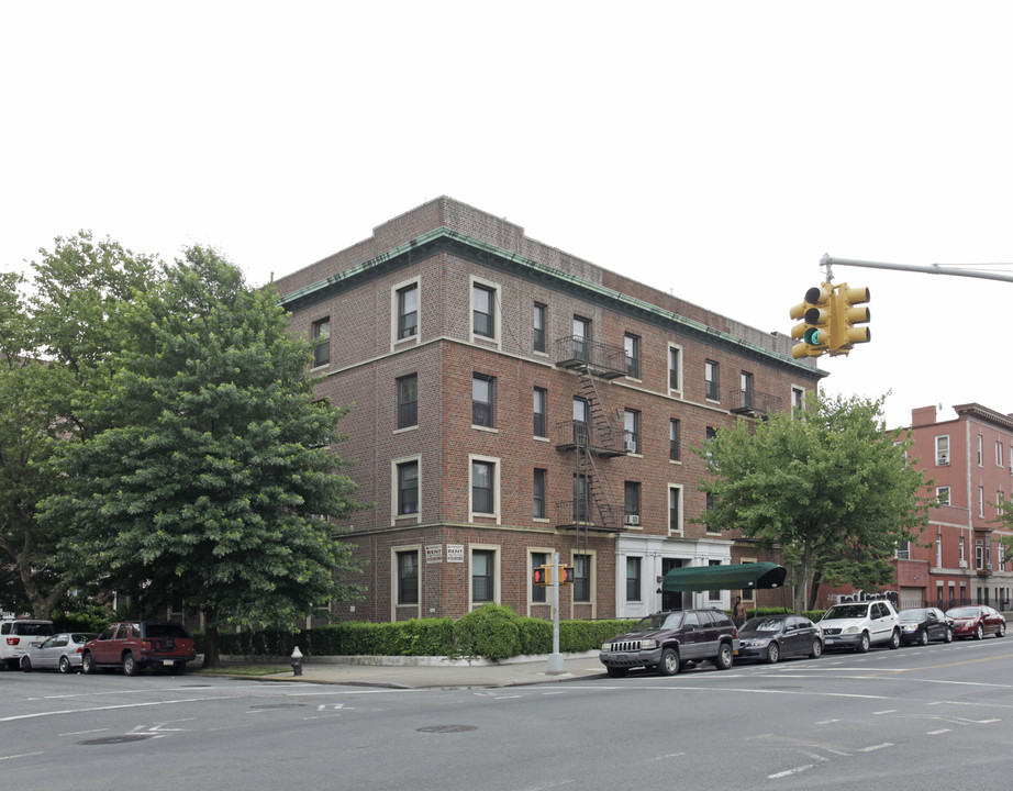 Meade Court in Brooklyn, NY - Building Photo