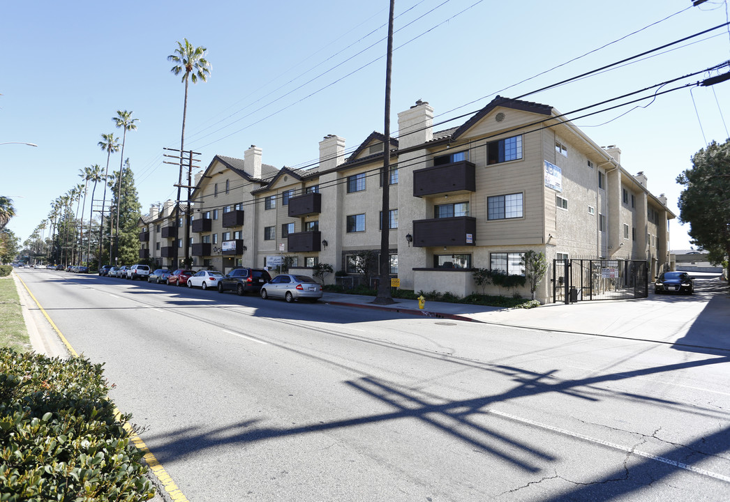 Fairmont Apartments in Van Nuys, CA - Building Photo