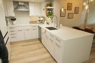 13700 Marina Pointe Dr in Marina Del Rey, CA - Building Photo - Building Photo