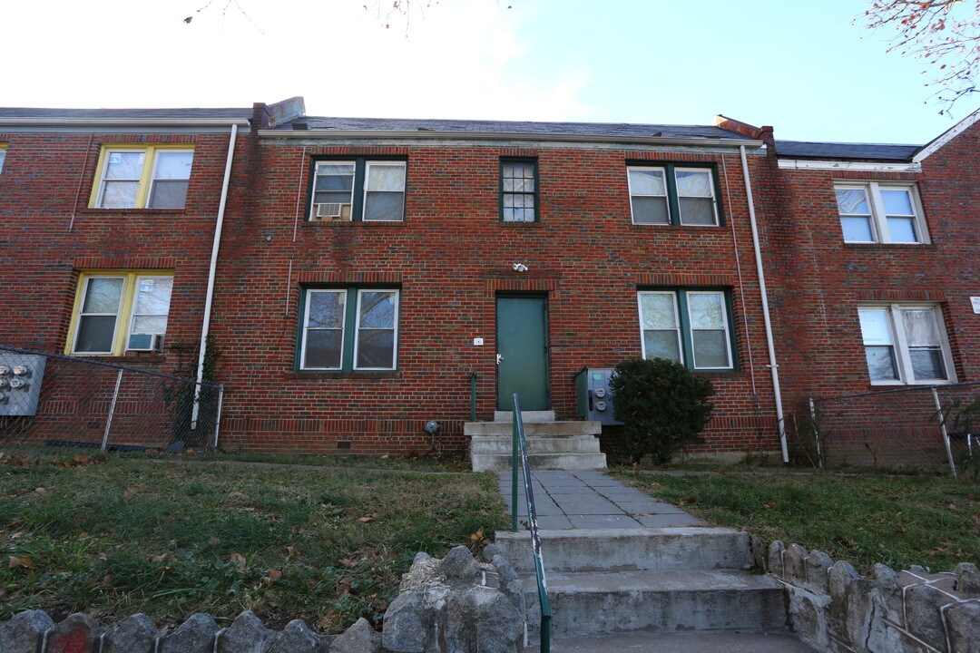 1841 M St NE in Washington, DC - Building Photo