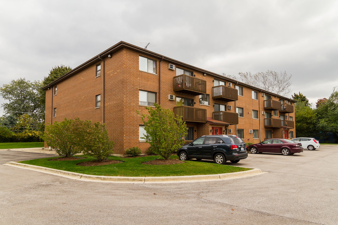 Yender Apartments in Lisle, IL - Building Photo