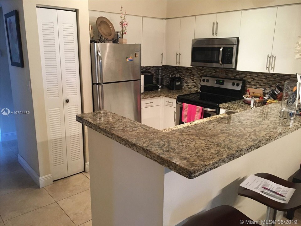 4580 NW 107th Ave in Miami, FL - Building Photo