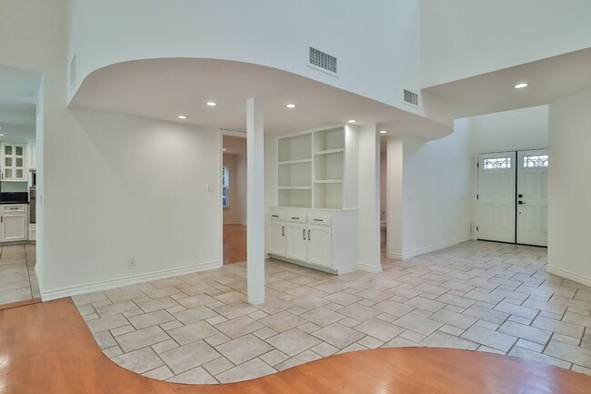 2086 Glastonbury Rd in Westlake Village, CA - Building Photo - Building Photo