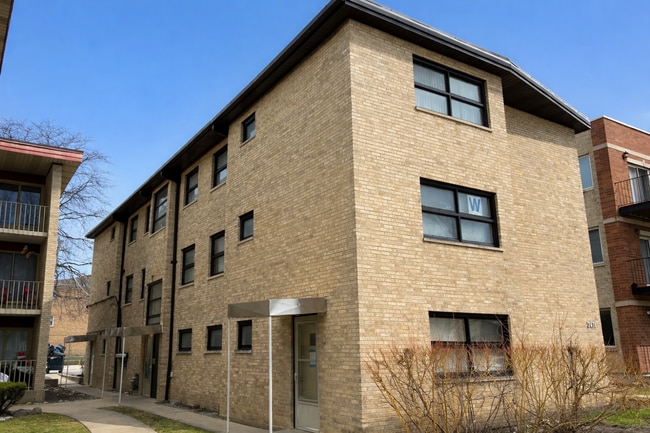 2431 N 76th Ct, Unit 3w in Elmwood Park, IL - Building Photo - Building Photo