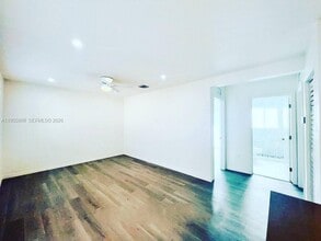 7128 SW 22nd St in Miami, FL - Building Photo - Building Photo