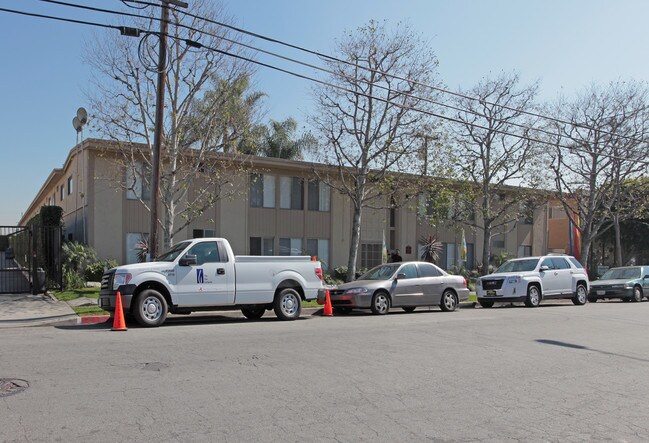 208 Cornuta Apartments in Bellflower, CA - Foto de edificio - Building Photo