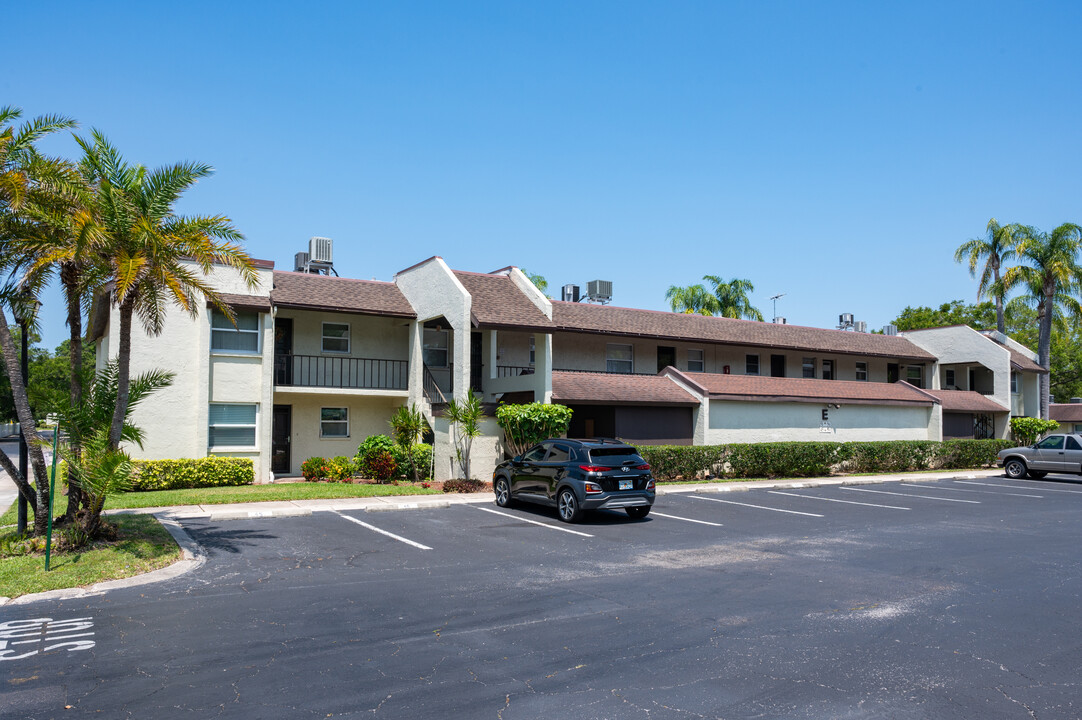 Willowbrook in Largo, FL - Building Photo