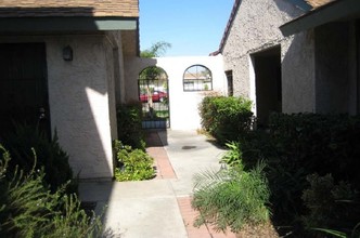 Los Arcos Apartments in Anaheim, CA - Building Photo - Building Photo