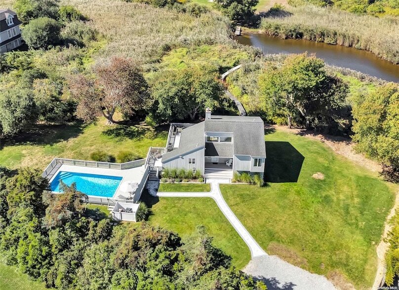 19 Rogers Ln in Remsenburg, NY - Building Photo