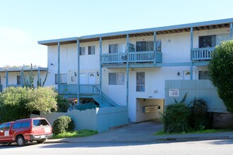 2121 Valerga Dr in Belmont, CA - Foto de edificio - Building Photo