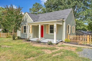 109 Crestview Dr in Madison Heights, VA - Building Photo