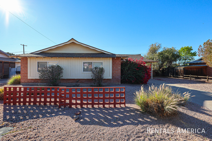 8439 E Roanoke Ave in Scottsdale, AZ - Building Photo