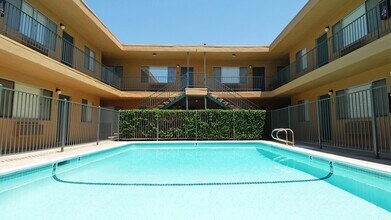 Palm Towers Apartments in El Cajon, CA - Building Photo - Building Photo