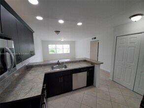 560 SE 2nd Ave, Unit H23 in Deerfield Beach, FL - Foto de edificio - Building Photo