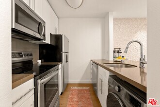 141 S Clark Dr in Los Angeles, CA - Building Photo - Building Photo