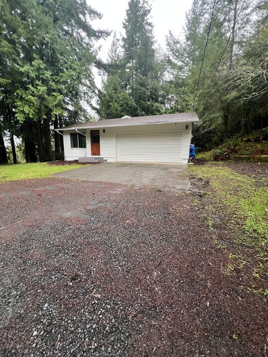 990 E 3rd St in Coquille, OR - Building Photo