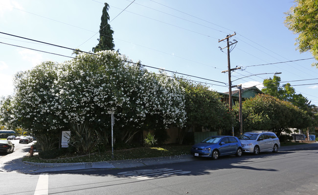 Casa Carolina Apartments in Palo Alto, CA - Building Photo - Building Photo